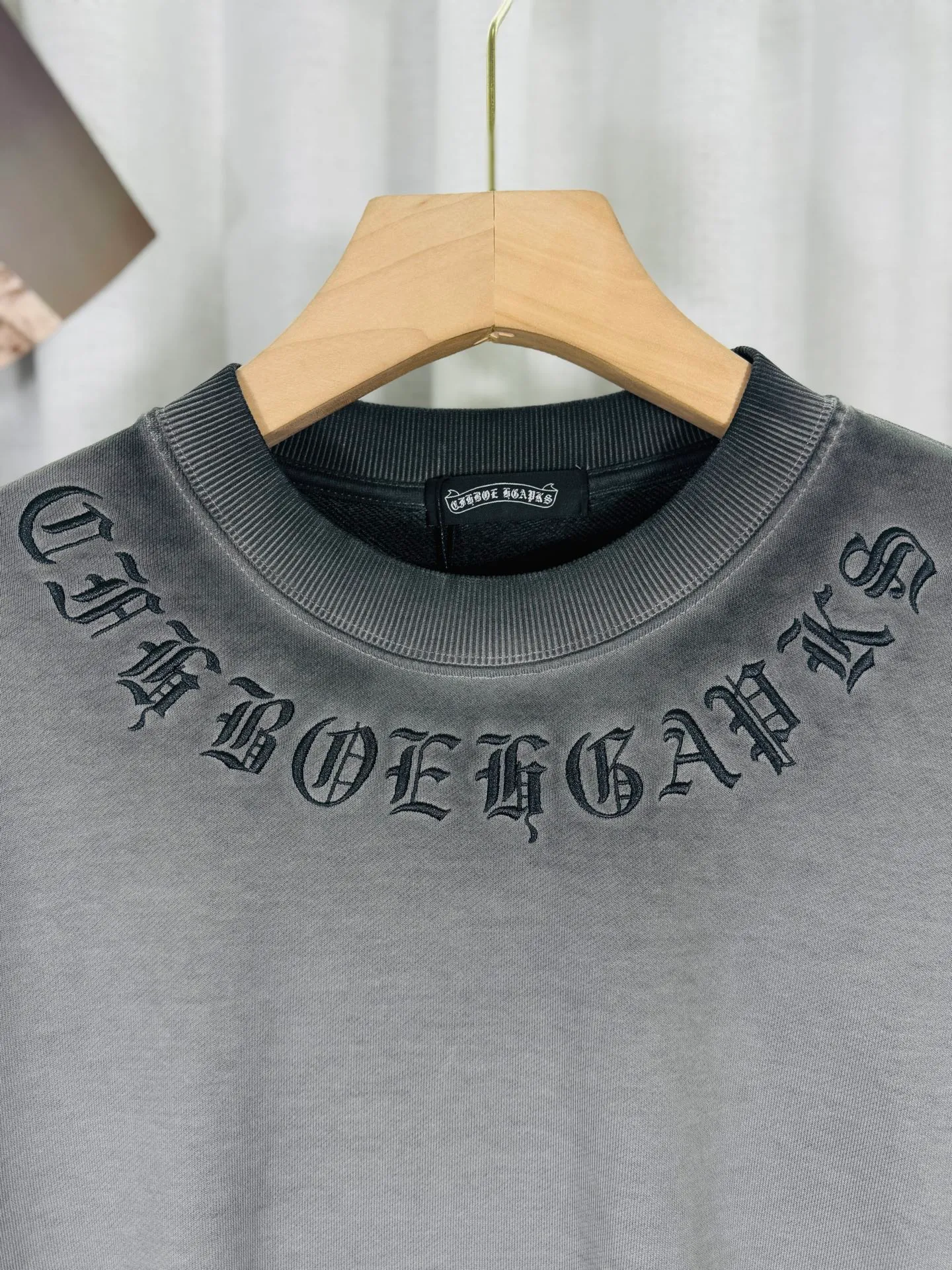 P280 top version, real shot without P, ​​different from market currency) 𝗖𝗵𝗿𝗼𝗺𝗲 𝗛𝗲𝗮𝗿𝘁𝘀/Cro Heart 2025 washed patch embroidery autumn and winter new original single counter American laser burnt 3D three-dimensional color embroidery couple casual sweatshirt 👑The highest version! Customized fabric 430g tripe terry fabric! American acid-washed and distressed original fabric laser burnt ✟appliqué embroidery and exquisite embroidery of letters! The best-selling model in the counter, very comfortable to wear. Accessories: original molded and authenticated collar label➕100% silk wash label. Genuine purchase-grade original hangtag➕matching hanging rope➕3D hanging beads➕original packaging bag. Craftsmanship: The original version has consistent wiring! The highest version of the armhole matching technique! Color: Red Black Size: S M L XL Style No.: 25-311